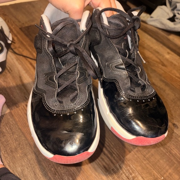 Jordan Black and White Sneakers with Red Highlights - Picture 4 of 4